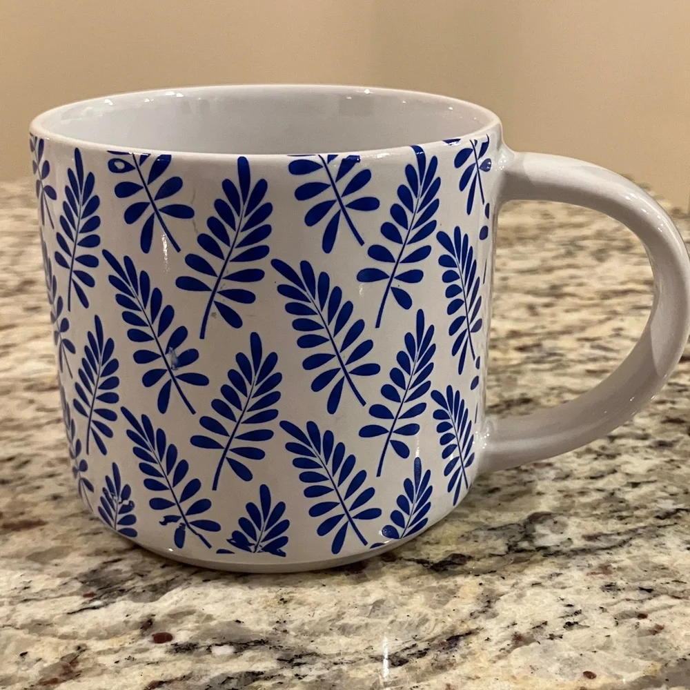 Set of 2 Blue and White Ceramic Mugs Floral and Leaf Pattern 14 oz - Picture 4 of 6